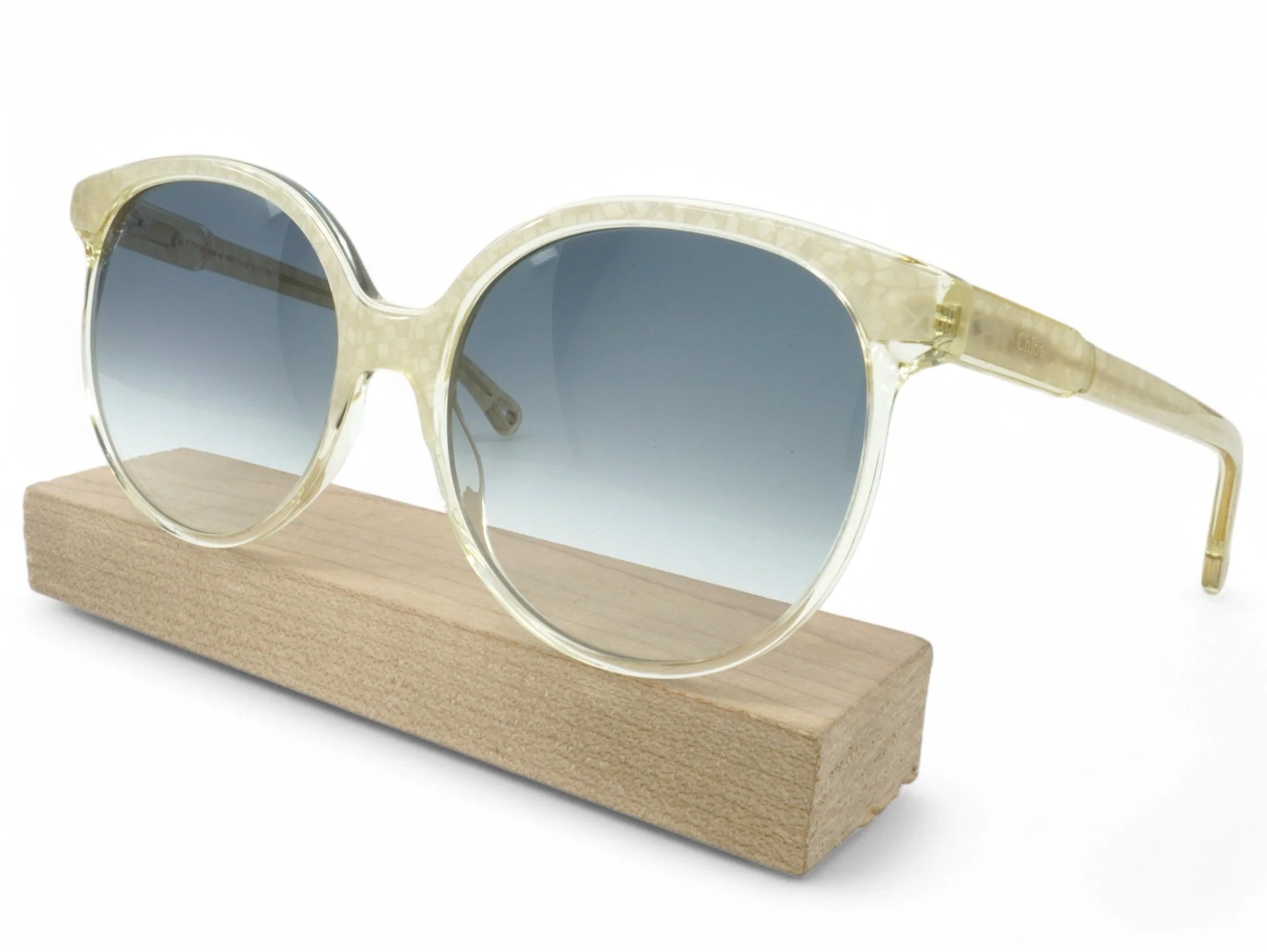 World-Class Chloe Women's Round Sunglasses Consistent
